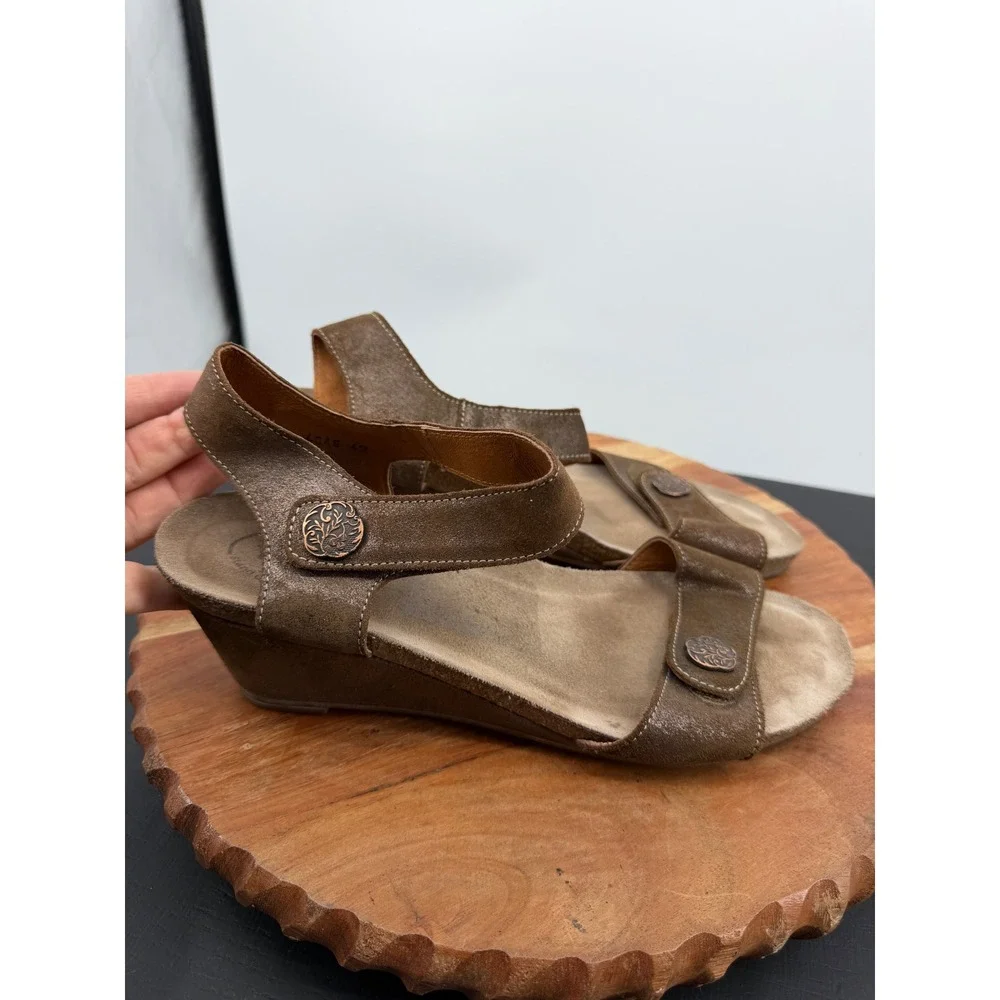 Taos Carousel Wedge Sandals sz 42 11 Brown Metallic Leather Medallion Strappy